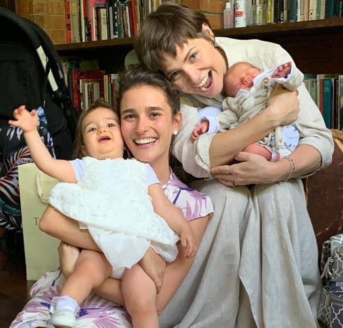 Leticia Colin posa com amiga e mostra foto inédita do rostinho do filho