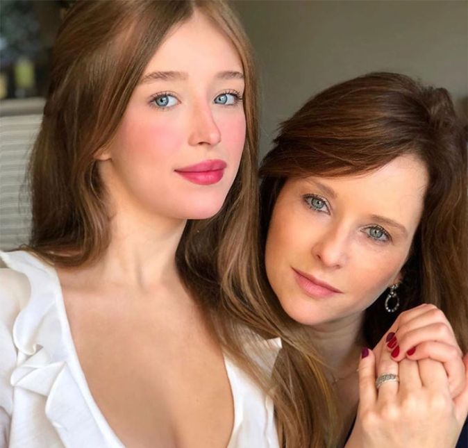 Duda Reis brigou publicamente com os pais, Simone e Luiz Fernando, por conta de seu relacionamento com Nego do Borel. Logo após a influenciadora e o cantor anunciarem que haviam reatado o namoro, o pai de Duda fez um desabafo nas redes sociais, em que chamou Nego de mau-caráter e disse que a filha era um personagem que havia virado as costas para a família quando reatou com o funkeiro. Em seguida, Luiz Fernando e Simone acusaram Nego de ter agredido Duda e a deixado para fora de casa, o que ela negou em um vídeo: Eu confesso que eu estou muito chateada com toda essa exposição e eu queria deixar algumas coisas claras aqui. A primeira coisa que eu gostaria de deixar clara é que eu não fui e não sou vítima de agressão. Eu nunca na minha vida fui vítima de agressão. E eu nunca fiquei presa dentro de casa, ninguém nunca me trancou dentro de casa. Ficamos um tempo separados, voltamos. Antigamente, nem todos os dias foram flores, claro, isso acontece. Mas hoje a gente vive uma vida nova, tá tudo muito bom, eu me sinto muito amada, eu sou muito feliz. A relação entre pais e filha não parece estar totalmente tranquila de novo, já que Simone ainda manda algumas indiretas para o genro em seu Instagram, mas eles voltaram a fazer declarações de amor uns aos outros nas redes sociais e até uma visita a atriz fez para os pais: São laços eternos. Duda e Nego do Borel anunciaram a separação poucos dias depois - e a atriz chegou a acusar o ex-namorado de violência doméstica, como você pode entender aqui.