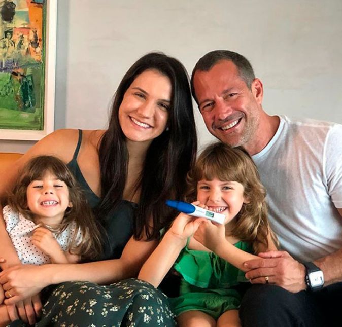 Por meio de uma foto muito fofa com as duas filhas, Ayra e Kyara, Malvino falou sobre a terceira gravidez da esposa: Apesar do mundo estar passando por um momento bem complicado, queremos compartilhar uma boa notícia com vocês! É com muita alegria que eu e meus amores temos uma notícia muito especial pra compartilhar com vocês! Família Gracie Salvador está crescendo!. Na legenda, Malvino fez menção à pandemia do novo coronavírus, que provocou um isolamento social. Por meio de uma foto muito fofa com as duas filhas, Ayra e Kyara, Malvino falou sobre a terceira gravidez da esposa: Apesar do mundo estar passando por um momento bem complicado, queremos compartilhar uma boa notícia com vocês! É com muita alegria que eu e meus amores temos uma notícia muito especial pra compartilhar com vocês! Família Gracie Salvador está crescendo!. Na legenda, Malvino fez menção à pandemia do novo coronavírus, que provocou um isolamento social.