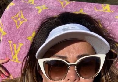 Viviane Araújo toma sol com toalha de grife que vale dois mil e 700 reais