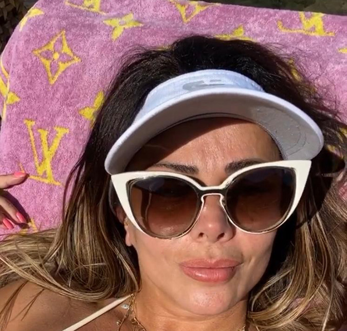 Viviane Araújo toma sol com toalha de grife que vale dois mil e 700 reais