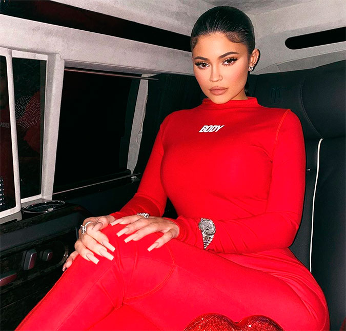 Kylie Jenner não está atendendo as ligações de sua mãe após <i>mentir</i> sobre ser bilionária
