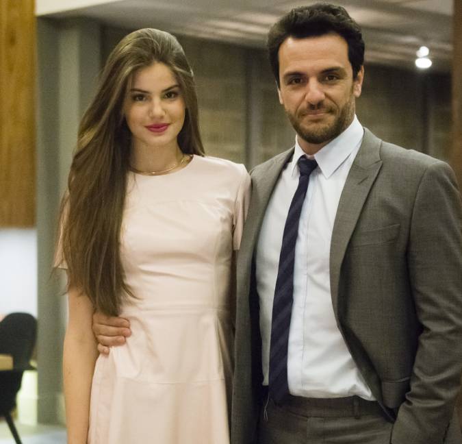 Camila Queiroz fala sobre trabalhar com Rodrigo Lombardi em <I>Verdades Secretas: - Vibrei quando soube</i>