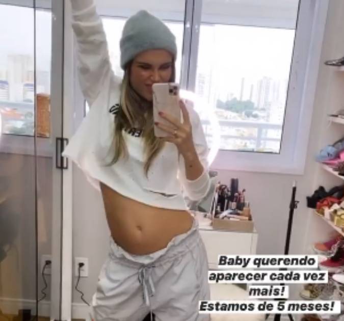Flávia Viana mostra barriguinha de gravidez: <I>Querendo aparecer cada vez mais</i>
