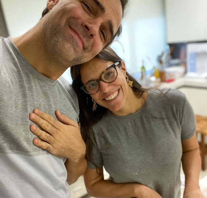 Tadeu Schmidt comemora 20 anos de casado e revela que não está mais usando aliança