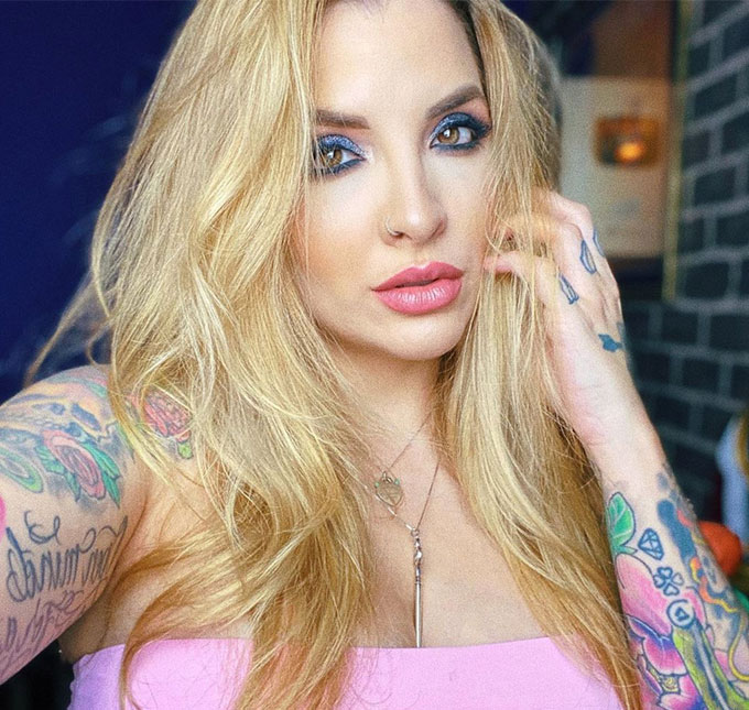 Ex-<i>BBB</i> Clara Aguilar revela pedido inusitado de cliente: <i>- Paga só para me ver dormindo</i>