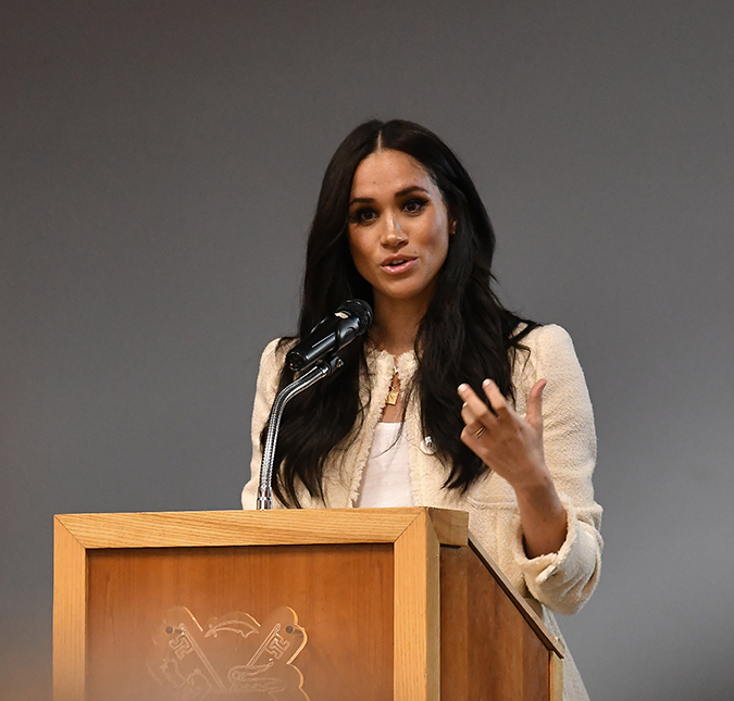 Em sua casa em Los Angeles, Meghan Markle faz discurso motivador contra racismo: - <i>Sinto muito que isso ainda esteja presente</i>
