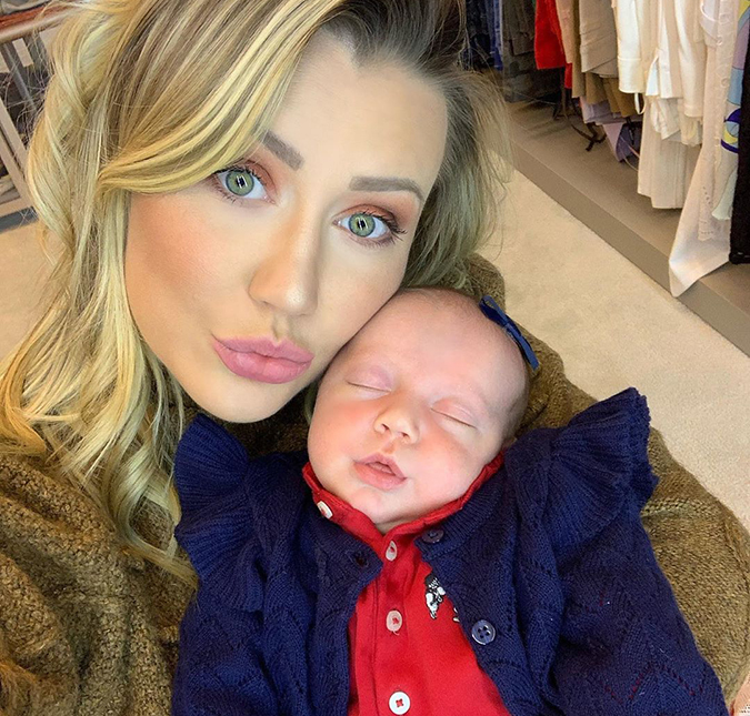Ana Paula Siebert posta <i>selfie</i> com a filha Vicky e fãs apontam semelhança: <i>Você fez um xerox!</i>