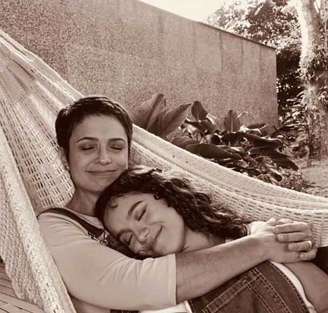 Filha de Sandra Annenberg faz homenagem emocionante para a mãe ao cantar <I>Coisa Linda</I>, de Tiago Iorc; assista!
