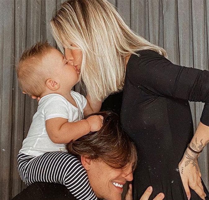 A quarentena fez muito bem para os Poncios! Gabi Brandt e Saulo Poncio não só encontraram nos dias de isolamento a oportunidade de se acertarem e reatarem o casamento, mas também de aumentar a família! A influenciadora usou suas redes sociais para anunciar que ela e o cantor teriam mais um filho. Ela publicou uma foto em que aparece dando um beijinho no filho, Davi, enquanto Saulo acaricia sua barriga, e escreveu na legenda: É, por essa nem eu esperava... Deus não precisa que a gente peça, Ele escolhe realizar os desejos do nosso coração! Davi ganhou um irmãozinho ou irmãzinha. E eu e papai ganhamos mais um motivo pra sorrir e agradecer! Descobri tem três dias, mas não consegui aguentar a ansiedade e resolvi dividir logo com vocês! Agora sou mamãe de dois!. O anúncio veio tempos depois de Saulo e Gabi passarem por um breve distanciamento.