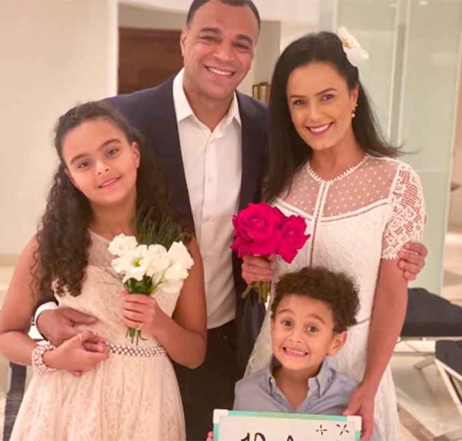 Luciele Di Camargo e Denilson se casaram em 2010 e tem dois filhos, Maria Eduarda e Davi, e estão cada dia mais apaixonados - pelo menos é isso que eles demonstram nas redes sociais. Luciele Di Camargo e Denilson se casaram em 2010 e tem dois filhos, Maria Eduarda e Davi, e estão cada dia mais apaixonados - pelo menos é isso que eles demonstram nas redes sociais.