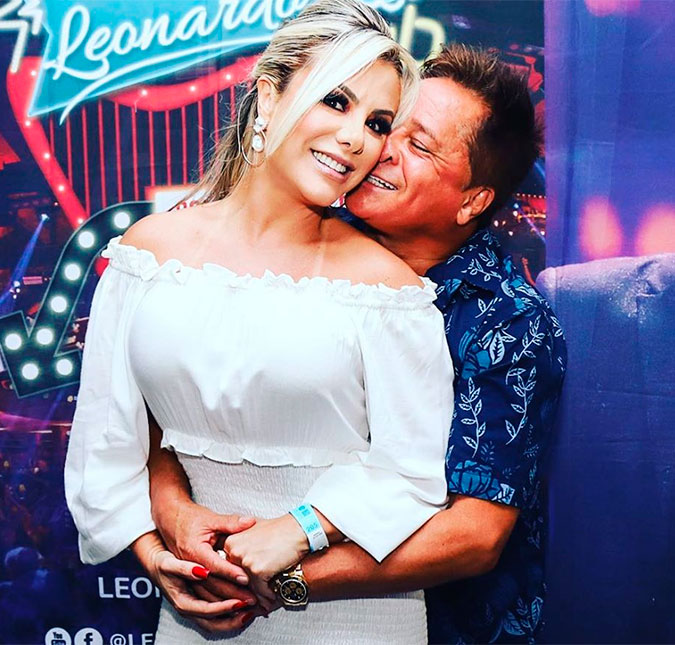 Leonardo faz comentário sobre a vida sexual ao lado da esposa, Poliana Rocha, e ela comenta: <i>Só besteira</i>