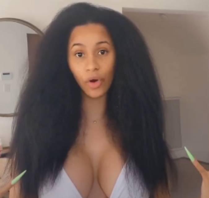 Cardi B mostra seu cabelo natural e faz hidratação... inusitada! Confira