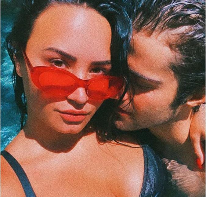 Após pedido de casamento, Demi Lovato sai para comemorar cinco meses de namoro