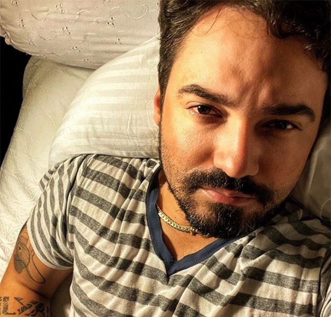 Dias depois dessa polêmica, os dois apagaram as fotos juntos das redes sociais e Fernando publicou a foto acima nas redes sociais, junto com um desabafo. Ele escreveu na legenda: Dias tristes, vontade de fazer nada, só dormir. Dormir porque o mundo dos sonhos é melhor, porque meus desejos valem de algo, dormir porque não há tormentos enquanto sonho, e eu posso tornar tudo realidade. Fãs repararam, também, que enquanto Maiara estava em Goiás com a irmã se preparando para participar de uma live com Marília Mendonça, Fernando está sozinho em São Paulo, e pronto: mais um rumor de término entre os dois surgiu.