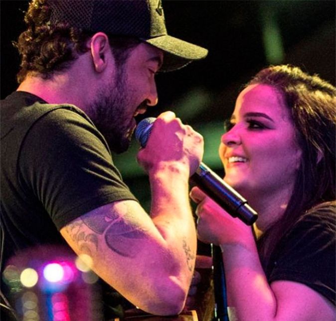 Ao que parece, o relacionamento iô-iô dos sertanejos chegou ao fim mais uma vez!  De acordo com a colunista Fábia Oliveira, os pombinhos terminaram o noivado após constantes crises. Inclusive, os dois tiveram uma briga feia, durante a viagem que estavam fazendo nos Estados Unidos. No entanto, você deve estar se perguntando: Eles já terminaram e voltaram tantas vezes, será que é verdade? Segundo relatos divulgados pelo colunista Leo Dias, amigos próximos da cantora dizem que Maiara está decidida em acabar de vez com essa história - e eles já até foram vistos curtindo a noite sem as alianças. Eita!