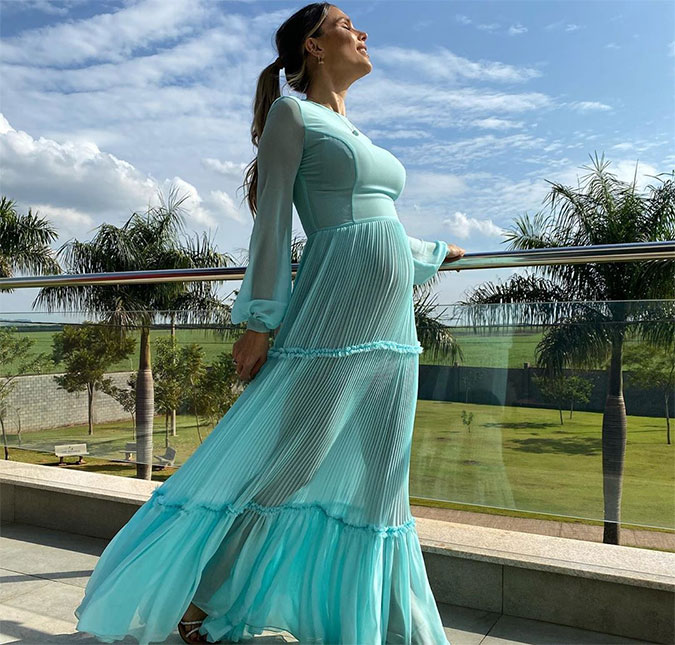 Flávia Viana deixa barriga à mostra durante <i>dia de obra</i>