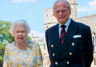 Internautas desconfiam que foto de Rainha Elizabeth II e príncipe Philip foi editada: <i>Vocês estão escondendo algo?</i>