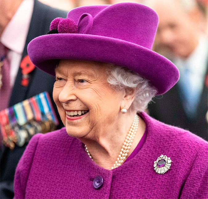 Rainha Elizabeth Ii Participa De Sua Primeira Videoconferencia Publica E Encanta Os Fas Que Fofa Estrelando