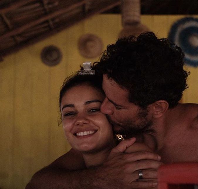 Sophie Charlotte e Daniel de Oliveira, nascido no dia 19 de junho de1977, são sempre discretos quando o assunto é sua vida pessoal, mas sempre encantam os seguidores quando aparece com o filho Otto. No Dia dos Namorados de 2020, Sophie Charlotte posou ao lado do marido, Daniel de Oliveira, e do filho, Otto. E em entrevista para o jornal O Globo a atriz disse sobre a celebração em meio à pandemia do novo coronavírus: - Estarei emanando amor para todo mundo, buscando paz e delicadeza. É também o aniversário de casamento dos meus pais. Então, vou ligar para eles para dar os parabéns. Fofo, né? Confira, a seguir, os melhores momentos dessa família super fofa! Sophie Charlotte e Daniel de Oliveira, nascido no dia 19 de junho de1977, são sempre discretos quando o assunto é sua vida pessoal, mas sempre encantam os seguidores quando aparece com o filho Otto. No Dia dos Namorados de 2020, Sophie Charlotte posou ao lado do marido, Daniel de Oliveira, e do filho, Otto. E em entrevista para o jornal O Globo a atriz disse sobre a celebração em meio à pandemia do novo coronavírus: - Estarei emanando amor para todo mundo, buscando paz e delicadeza. É também o aniversário de casamento dos meus pais. Então, vou ligar para eles para dar os parabéns. Fofo, né? Confira, a seguir, os melhores momentos dessa família super fofa!