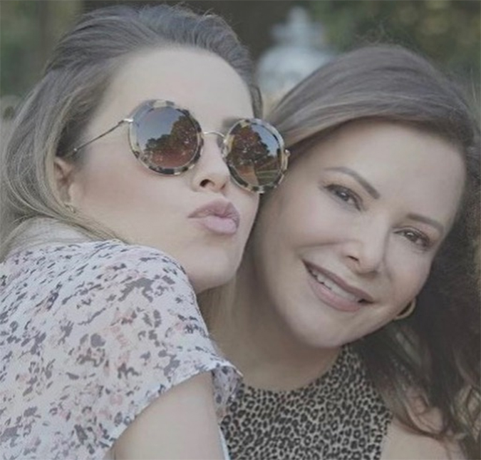 Mãe de Sandy retoca as mechas da filha antes de <i>live</i> e cantora aprova o resultado