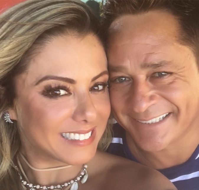 Aos 30 anos de idade, Leonardo conheceu a jornalista Poliana Rocha. Por mais que estejam juntos hoje em dia, eles ficaram alguns anos separados, de 1998 a 2002. Aos 30 anos de idade, Leonardo conheceu a jornalista Poliana Rocha. Por mais que estejam juntos hoje em dia, eles ficaram alguns anos separados, de 1998 a 2002.