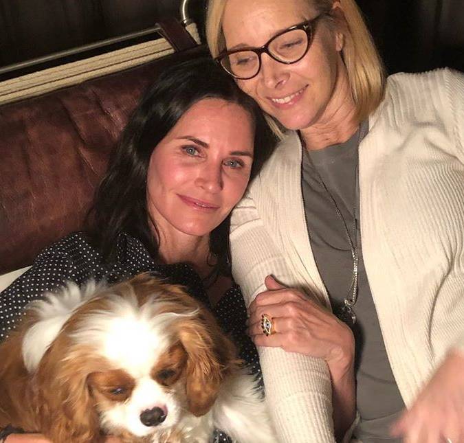 Atrizes de <I>Friends</i>, Lisa Kudrow parabeniza Courteney Cox, que completa 56 anos de idade: <I>Minha amiga genial</i>