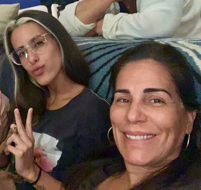 Gloria Pires viraliza ao dançar com a filha Ana Morais em vídeo: <i>Quarenteners</i>
