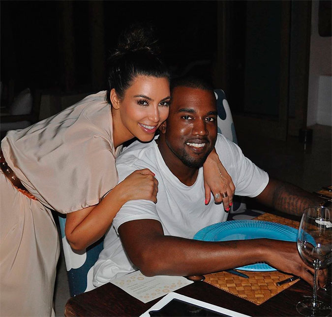 Kim Kardashian está fazendo de tudo para salvar seu casamento com Kanye West - até terapia de casal <i>online</i>