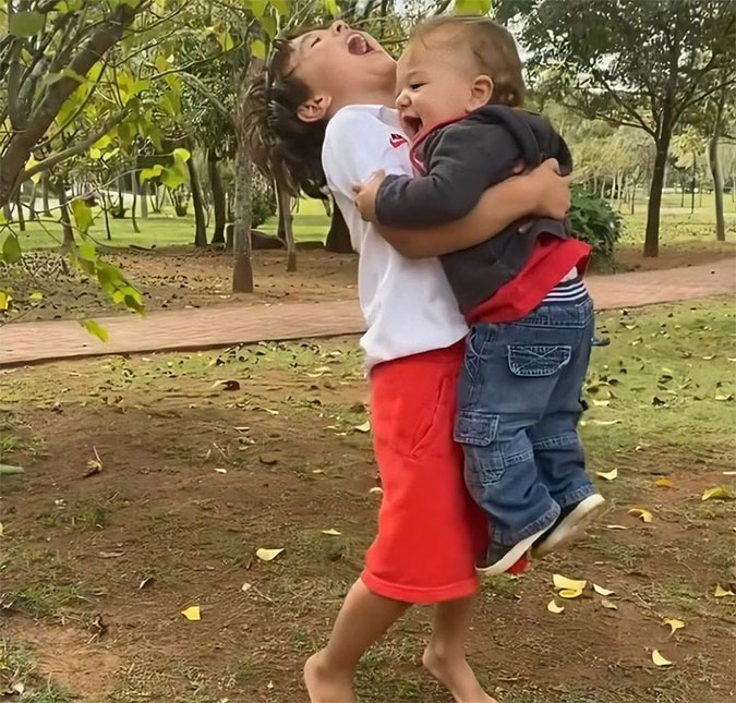 Filho caçula de Patricia Abravanel dá os primeiros passos com o incentivo do irmão mais velho; assista!