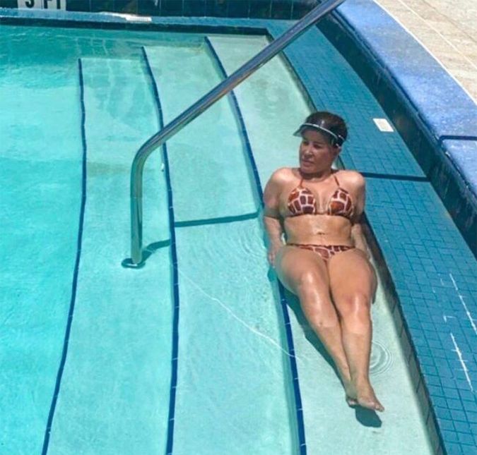 Zilu Camargo, que vez ou outra aparece nas redes sociais usando biquíni, publicou uma foto no Instagram em que é vista se refrescando na beira da piscina em uma cidade próxima de Miami, nos Estados Unidos, onde ela está morando. A empresária recebeu uma chuva de elogios de seus seguidores, a maioria deles ressaltando a beleza e a boa forma de Zilu. Que corpo maravilhoso!, comentou uma fã. Zilu, você está perfeita, esbanjando beleza, disse outra.