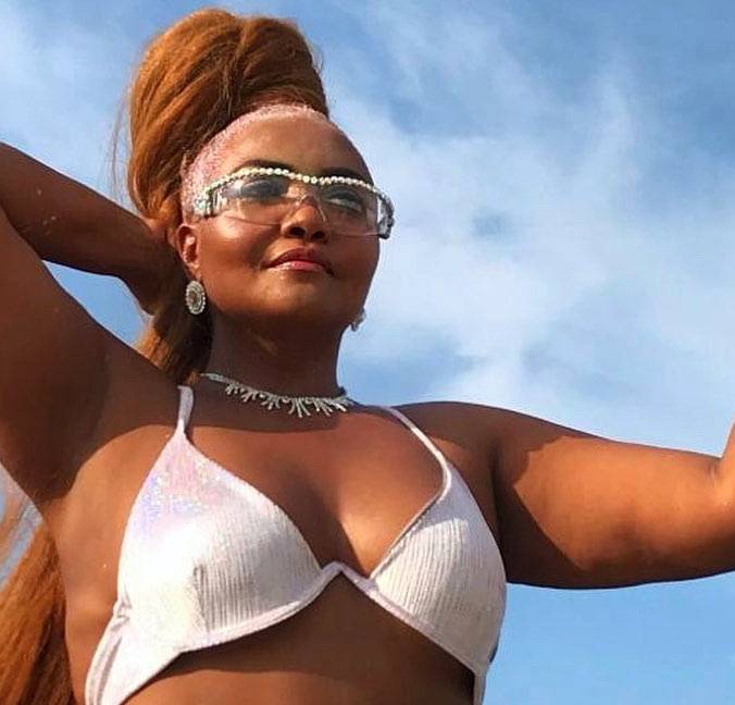 Gaby Amarantos se emociona com fotos da infância em palafita: <I>Eu com minha avó ribeirinha</i>