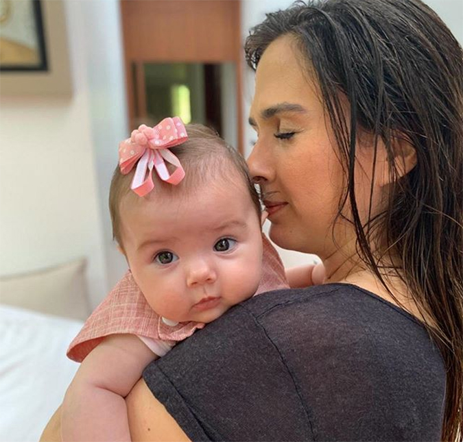 Tatá Werneck carrega a filha, Clara Maria, no canguru e reclama de dor no ciático; assista ao vídeo!