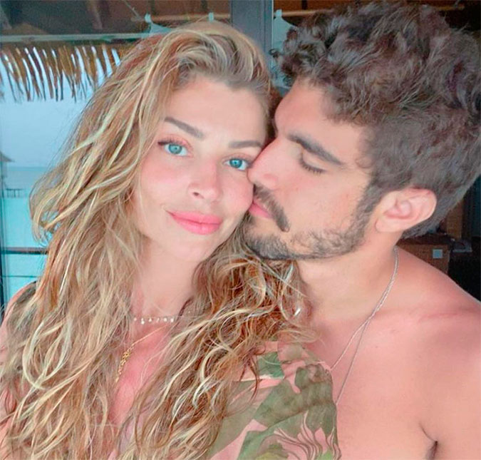 Caio Castro ironiza boatos sobre fim de namoro com Grazi Massafera após foto sem aliança: <i>Desocupados</i>