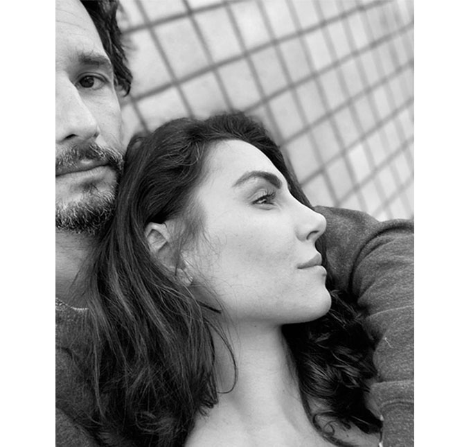 Em clique raro, Rodrigo Santoro surge em momento romântico com Mel Fronckowiak