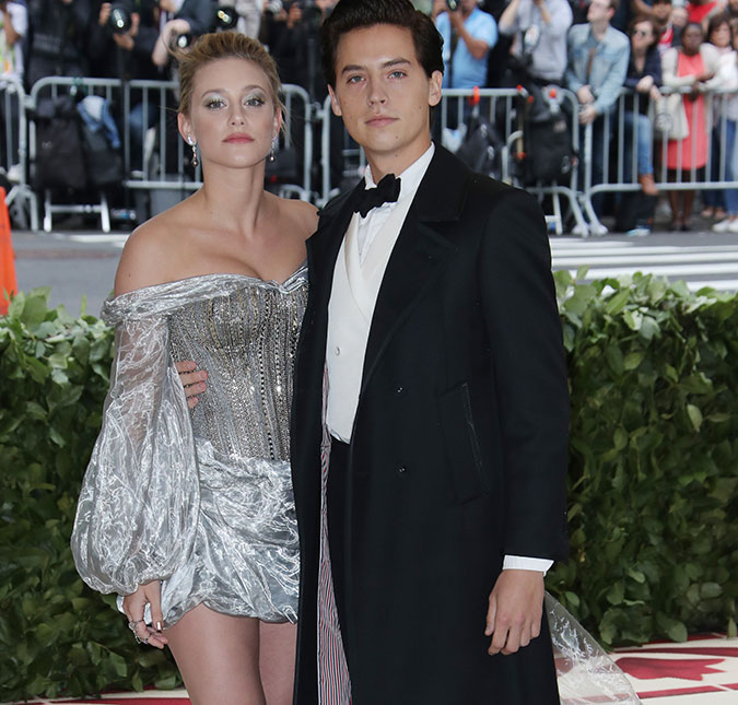 Cole Sprouse e Lili Reinhart negam acusações de agressão sexual contra eles e mais dois atores de <I>Riverdale</i>