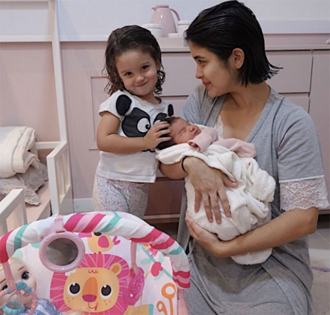Letícia Almeida rebate especulações sobre a filha caçula ter <i>olhos claros</i> e relembra dificuldades com a filha mais velha