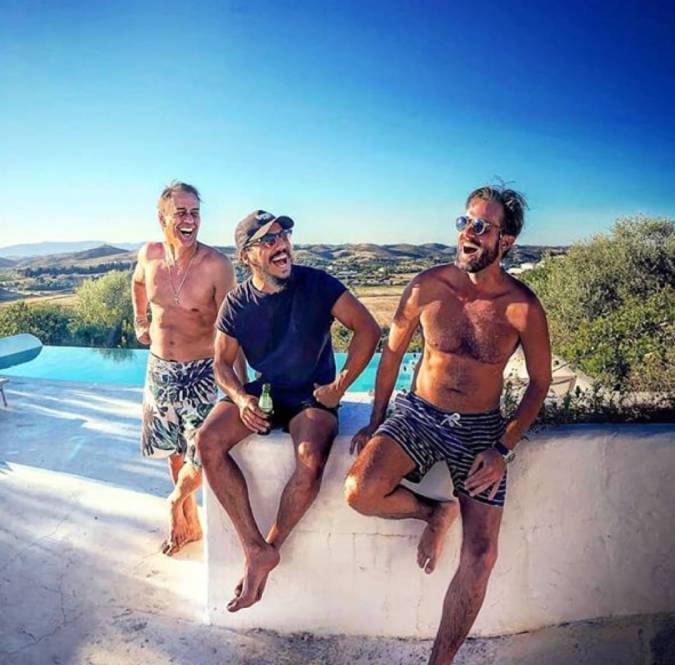 Marcello Antony e Max Fercondini posam sem camisa e impressionam internautas