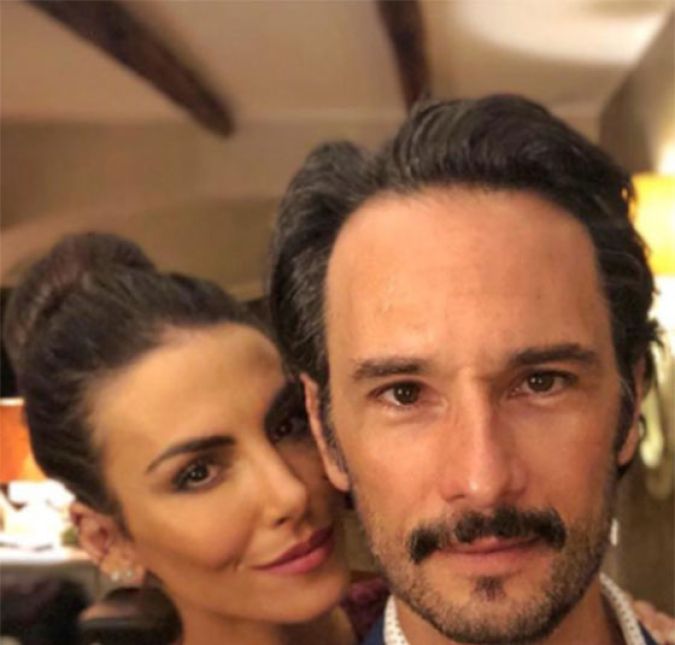 Já em outro momento, o casal apareceu todo produzido e posando fazendo carão. Na legenda, Santoro se declarou citando um poema: O amor é grande e cabe no breve espaço de beijar. O poema é do Drummond. Mas se eu fosse poeta, teria escrito pra você. Te amo além, escreveu em celebração ao aniversário da amada. Já em outro momento, o casal apareceu todo produzido e posando fazendo carão. Na legenda, Santoro se declarou citando um poema: O amor é grande e cabe no breve espaço de beijar. O poema é do Drummond. Mas se eu fosse poeta, teria escrito pra você. Te amo além, escreveu em celebração ao aniversário da amada.