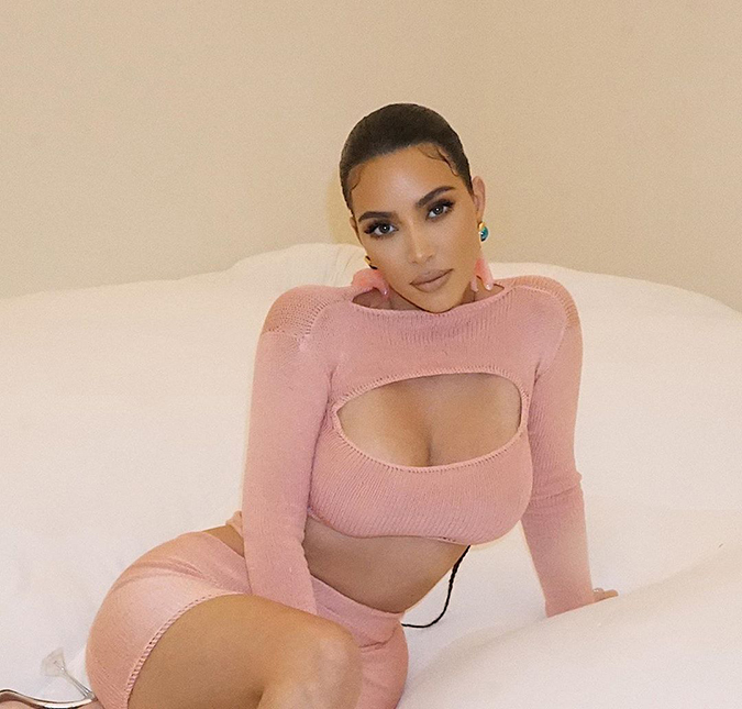 Kim Kardashian choca internautas ao exibir cintura inacreditavelmente fina; confira o vídeo!