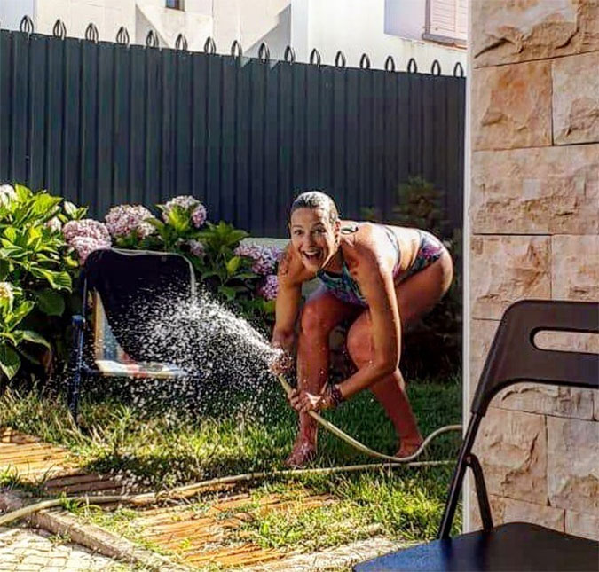 Sem os filhos, Luana Piovani se diverte ao tomar banho de mangueira
