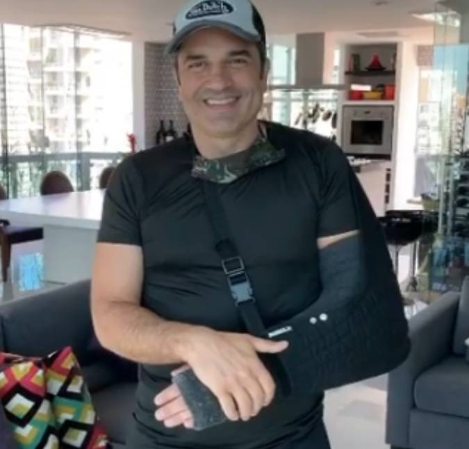 Edu Guedes volta ao trabalho e fala sobre recuperação após acidente: <i>- Já estou sentindo algumas coisas no braço</i>
