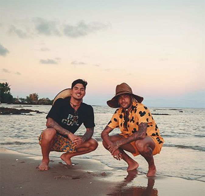 E por falar em Neymar, o jogador possui vários amigos famosos e anônimos - conhecidos como os parças -, e um dos mais próximos do craque é o surfista Gabriel Medina. Os dois sempre viajam juntos e até já ficaram com a mesma pessoa - ninguém mais, ninguém menos, que a cantora Anitta!