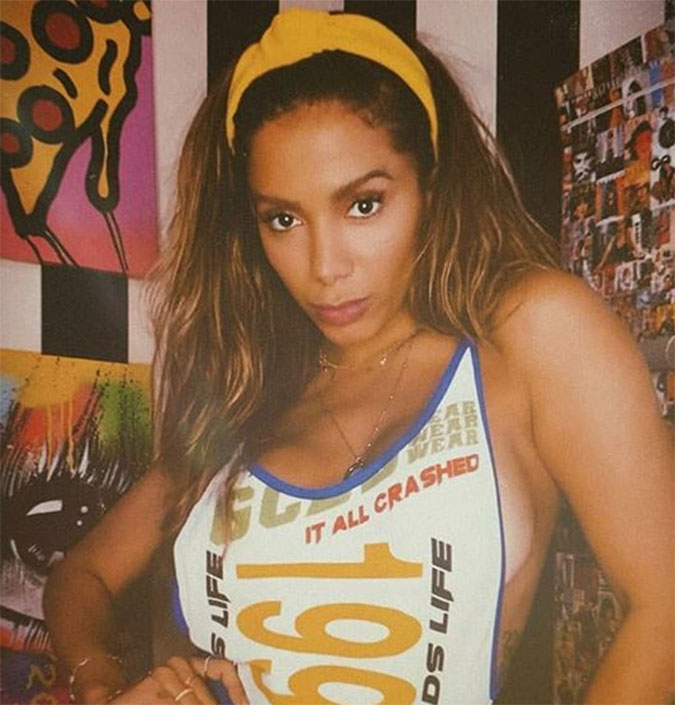 Anitta chora ao falar do nascimento do afilhado e revela que se convidou para ser madrinha, entenda