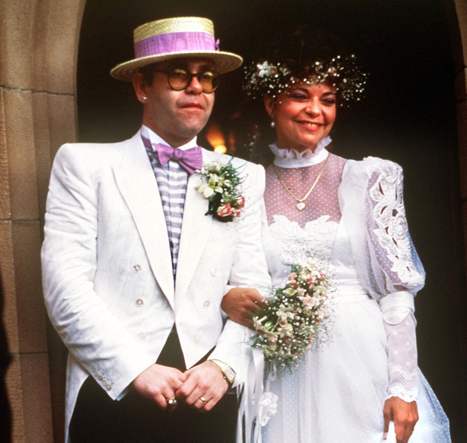 Ex-mulher processa Elton John em 20 milhões de reais por citação em autobiografia