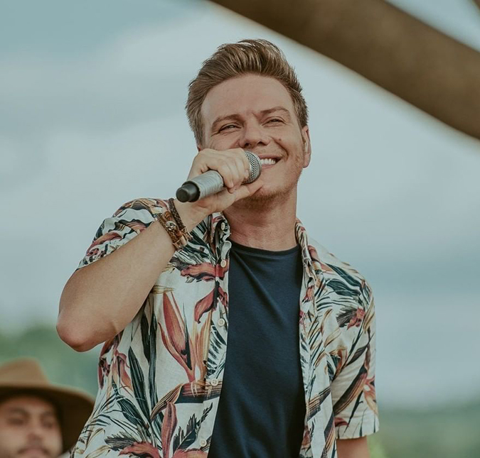 Michel Teló fala sobre cancelamento de <i>shows</i>, mas afirma não ter pressa para retomar a agenda: <i>- Quero que seja seguro</i>