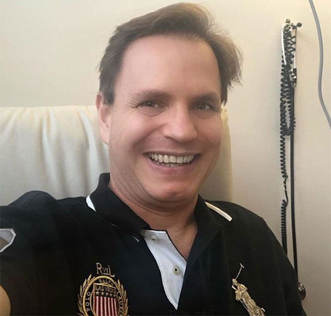 Ex-<I>Polegar</I> Alan Frank recebe alta após 27 dias internado com coronavírus e equipe médica canta <I>Dá Pra Mim</I>; assista!