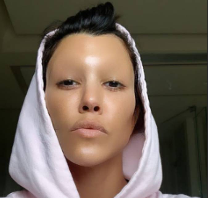 Kourtney Kardashian posta clique sem maquiagem... e sem sobrancelha!