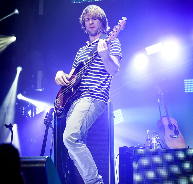 Mickey Madden, baixista do <i>Maroon 5</i>, é preso após acusação de violência doméstica, diz <I>site</i>