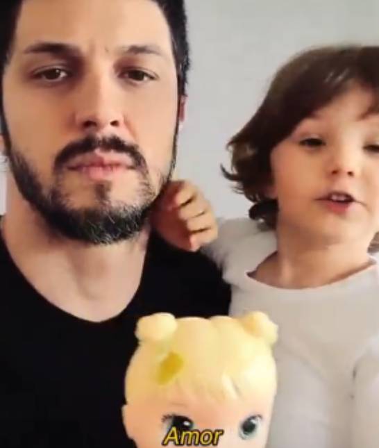 Rômulo Estrela brinca de boneca com o filho e afirma: <I>- Não deveria existir esse tabu</i>